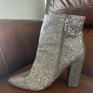 MINDA BLOCK-HEEL BOOTIE
Color: SILVER GLITTER
Size: 8
